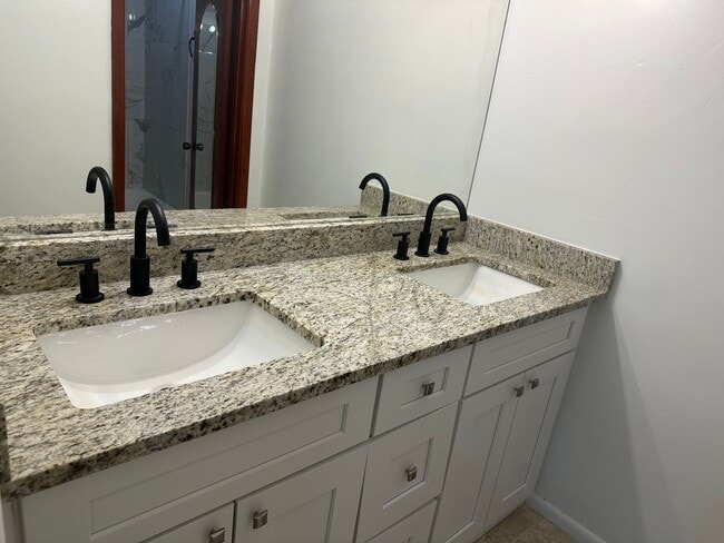 Building Photo - 6 BR 3 BA House in Colonial Hill Community