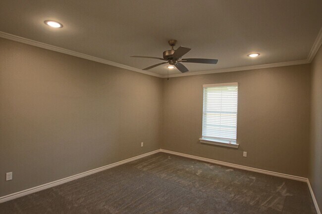 Building Photo - 2 Bedroom 2 Bath Townhome! Whitehouse ISD! 1/2 OFF FIRST FULL MONTH