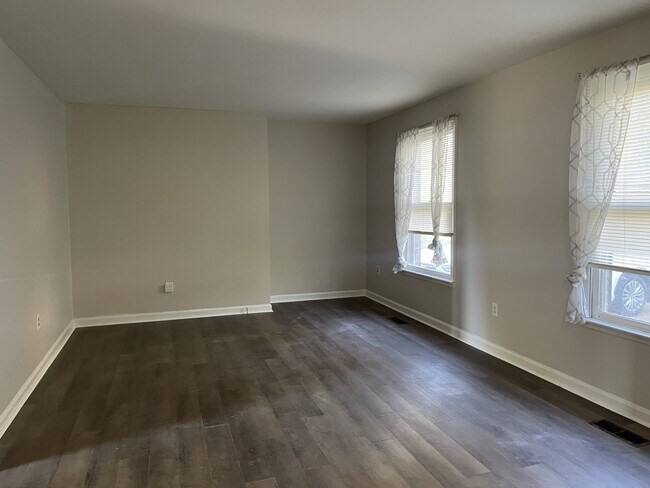 Building Photo - 2206 Country Club Ln