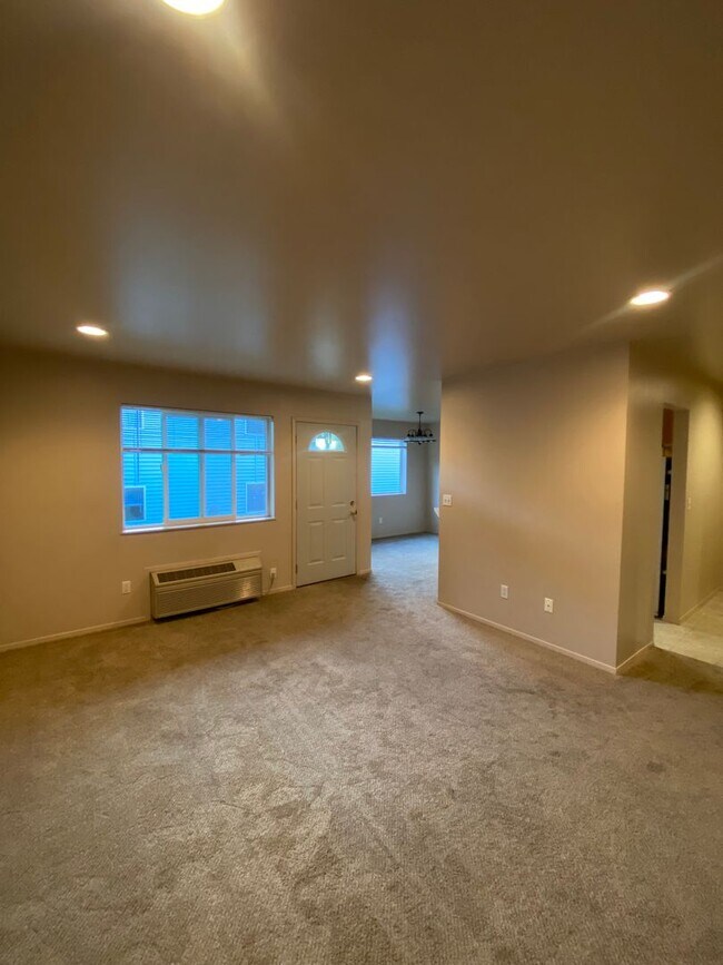 Building Photo - 589 Eastmont Ave