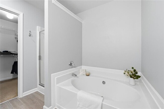Building Photo - 2059 Lakeshore Overlook Dr