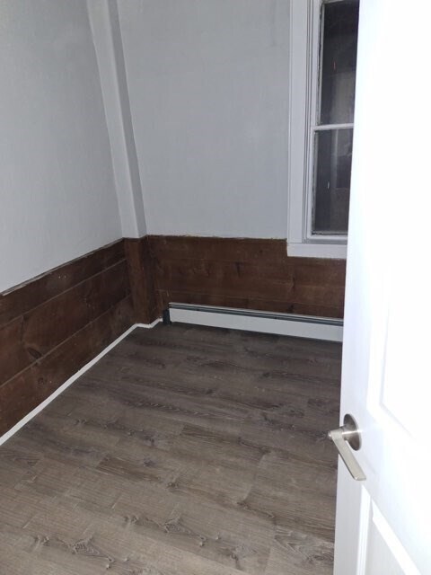 Building Photo - 404 Main St