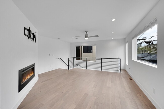 Building Photo - $3,495 = 2 Bed, 2 Bath Townhome in Denver ...
