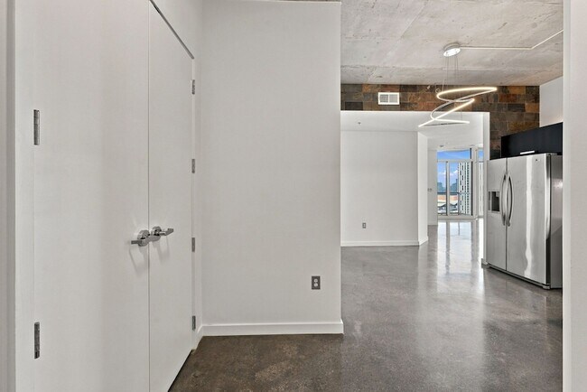 Building Photo - 600 12th Ave S