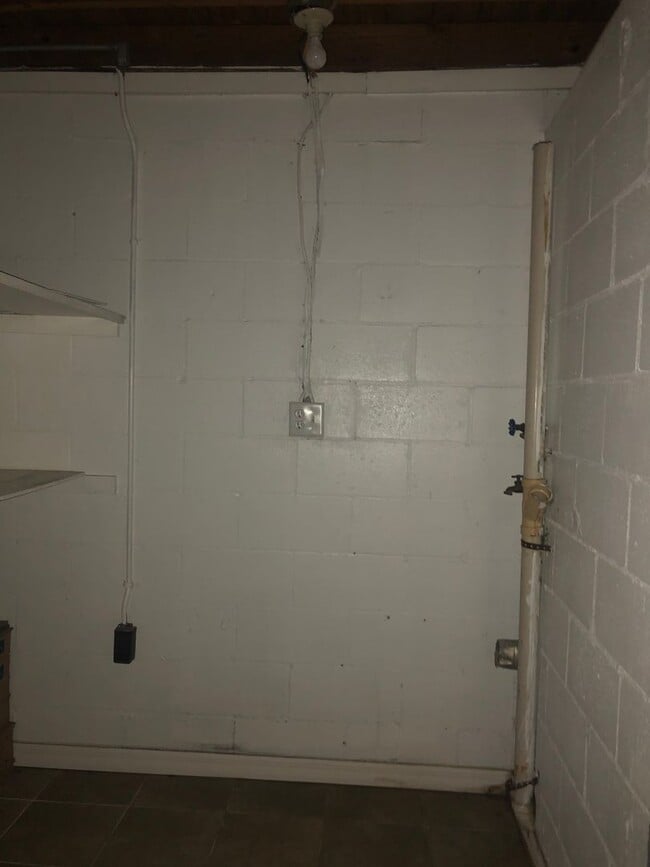 Building Photo - 2201 S Park Ave