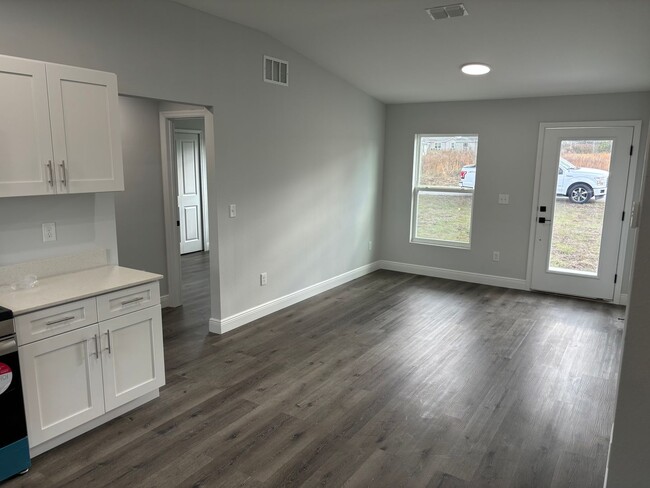 Building Photo - Brand New Designer Home Awesome Location R...