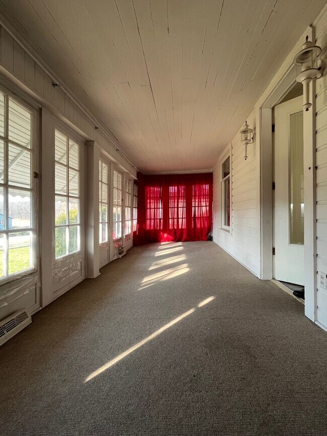 Building Photo - Three Bedroom in Mapleton Local School Dis...