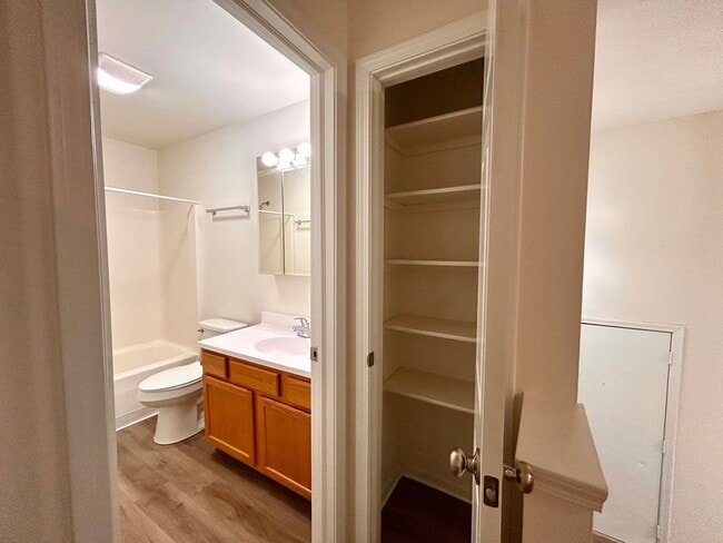 Building Photo - Four Bedroom Duplex in Cascade