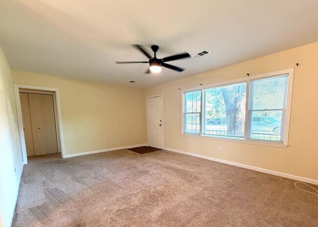 Building Photo - Move-In Ready South Windermere Duplex – Updated Interior & Prime Location!