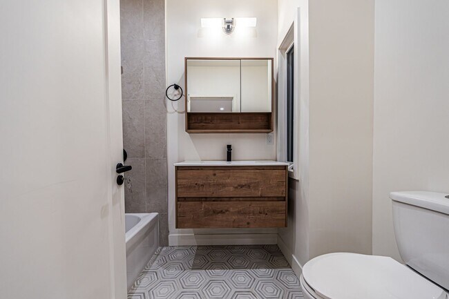 Building Photo - Modern 3-Bedroom in Prime Location | One M...