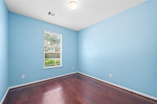 Building Photo - 16434 Sheffield Run Dr