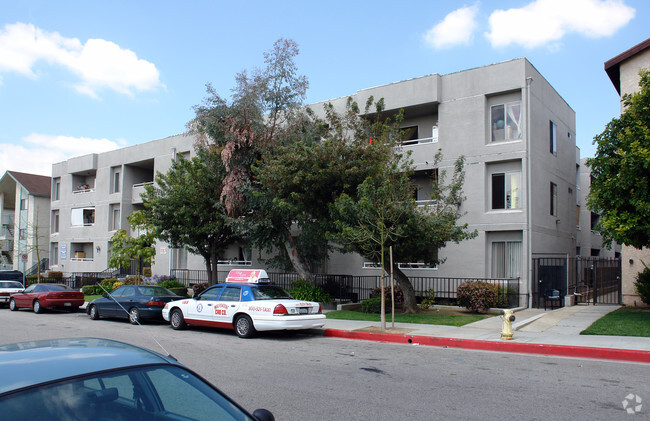 Building Photo - Justin Manor