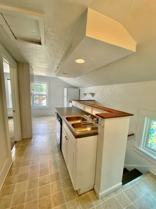 Building Photo - 211O