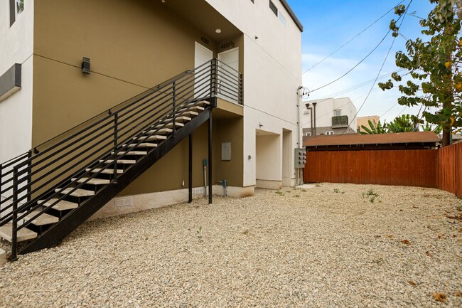 Building Photo - 4232 Rosewood Ave