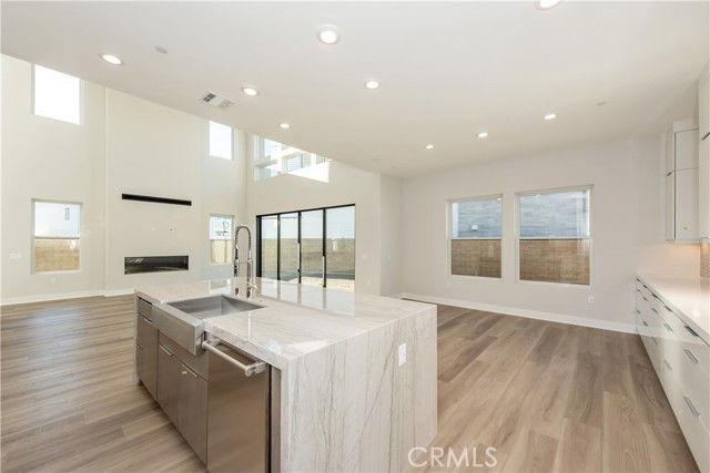 Building Photo - 209 Mask