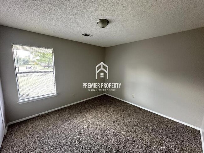 Building Photo - 6016 Rosewind Cir W