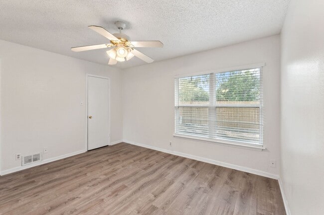 Building Photo - Bright and Inviting 3-Bedroom with Private...