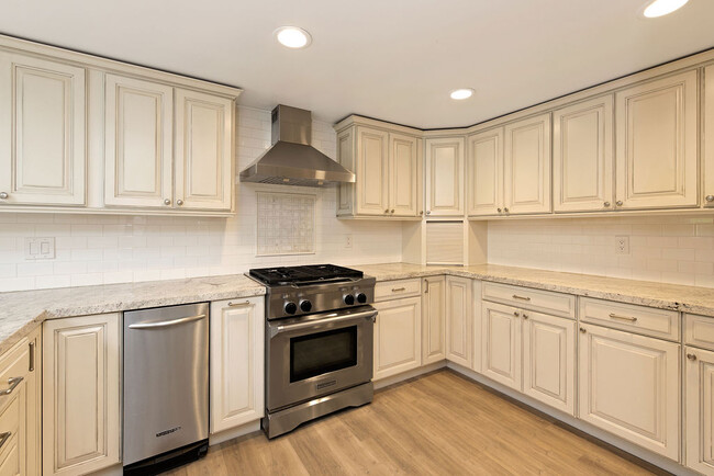 kitchen - 8 Grenada Ct