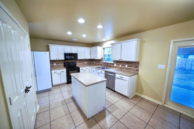 Building Photo - Beautiful Rental now available in Thistle Creek (Schertz) - 5 Bedrooms! Realtor Commission: $750