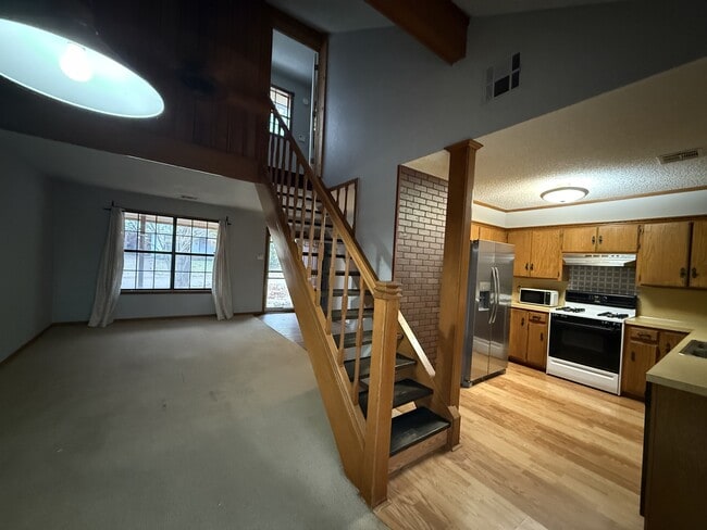 Building Photo - 2202 Crestwood Dr