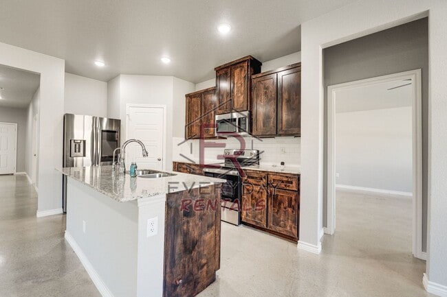 Building Photo - 3 bedroom 2 bath Smart Home