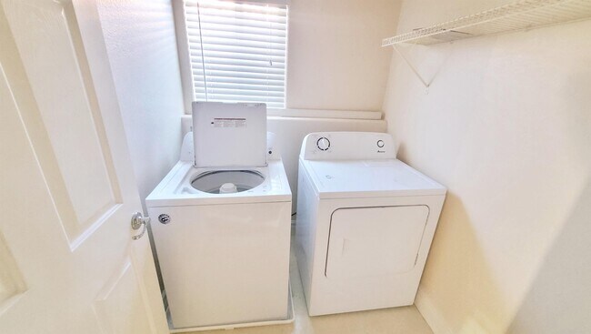 Building Photo - 229 Fairway Woods Dr