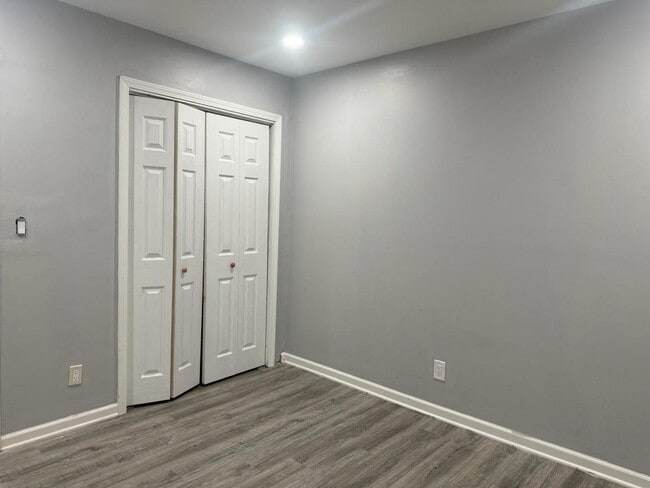 Building Photo - 635 N Elmwood Dr
