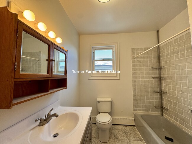 Building Photo - 144 Hillside St