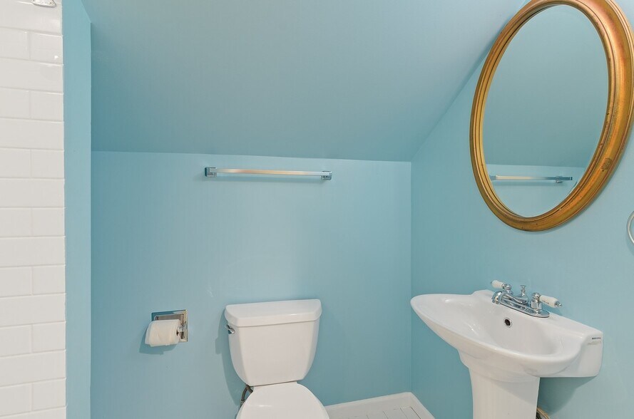 Building Photo - 1760 Henley St