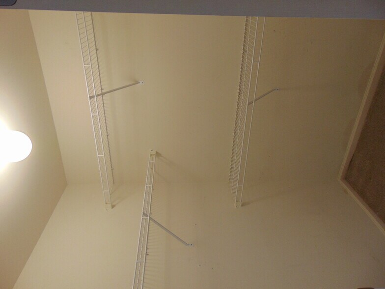 Building Photo - 129 E Bay Dr