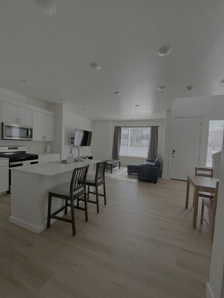 Building Photo - 460 W 25 N