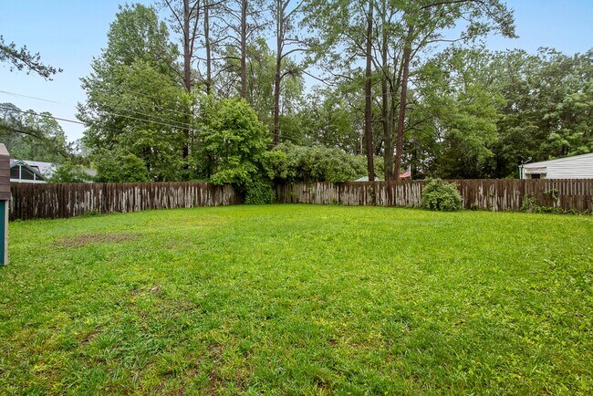 Building Photo - $2,300 / 3 br / 1.0 ba / 1,008 sqft