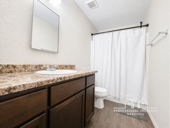 Building Photo - 4-bedroom, 2-bathroom home in Desert Sands