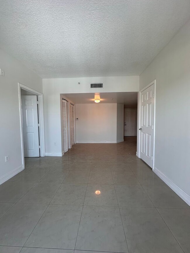 Interior Photo - 627-Vista Del Rio