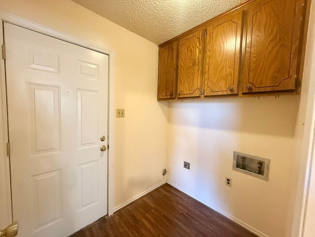 Building Photo - 2-bed/1-bath in Flint!