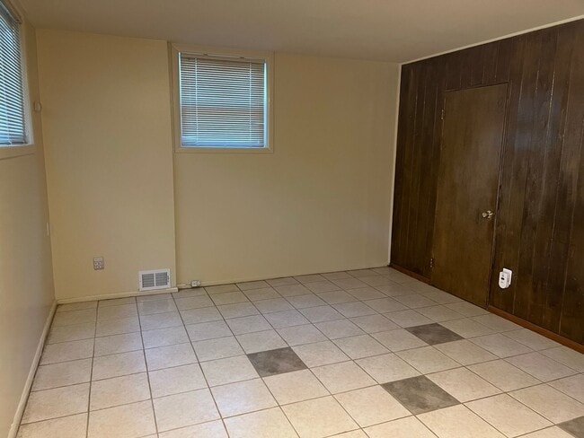 Building Photo - Spacious Home , Great Location