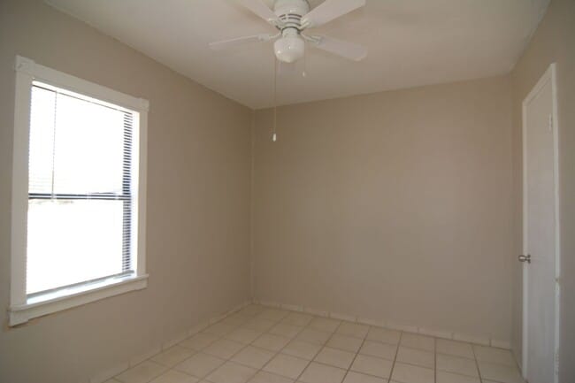 Building Photo - Charming 2 Bedroom 1 Bath Home! Close to t...