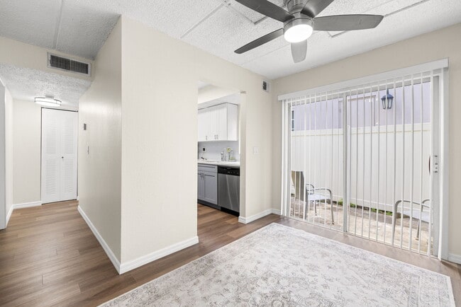 Building Photo - 3206 W Azeele St