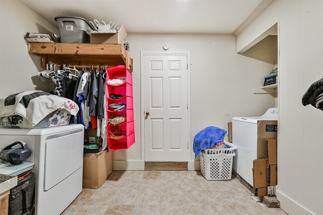 Building Photo - 222 Linda St