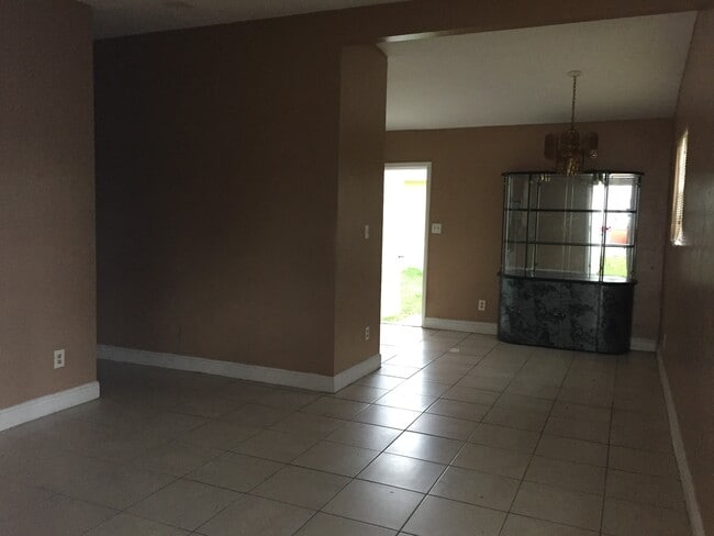 Building Photo - Nice 3-1 house next to SWAP SHOP