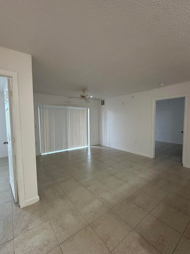 Building Photo - 301 SW Palm Dr