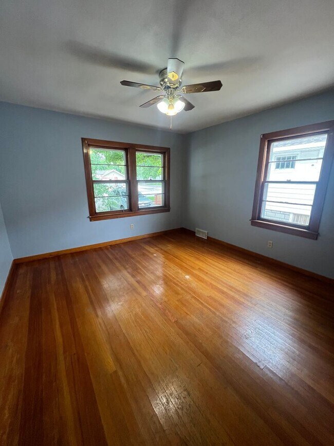 Building Photo - Spacious 2 bedroom home!