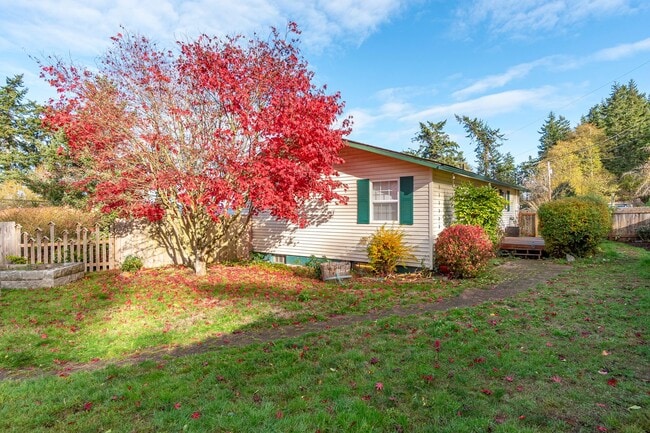 Building Photo - Charming 2-Bedroom Home with Bonus Room Ne...