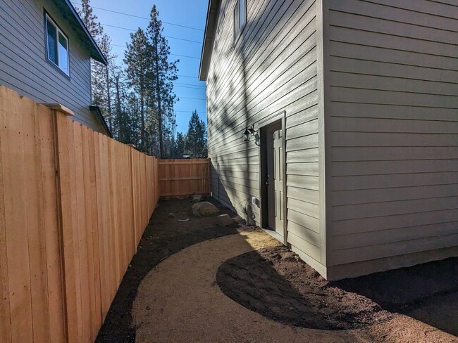 Building Photo - Nearly new 2 bedroom 1 bath detached ADU with a double-car garage and a private fenced backyard