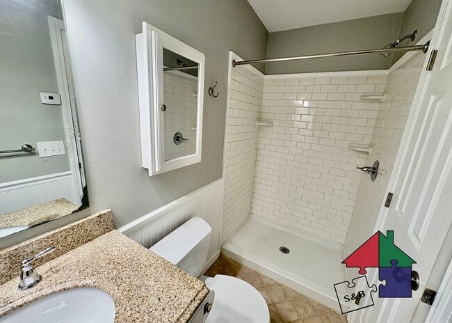 Building Photo - Modern 3 Bedroom 2.5 Bathroom Shelburne Apartment!