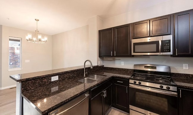 Building Photo - Lovely 2 bedroom, 3 bathroom townhome! Poo...