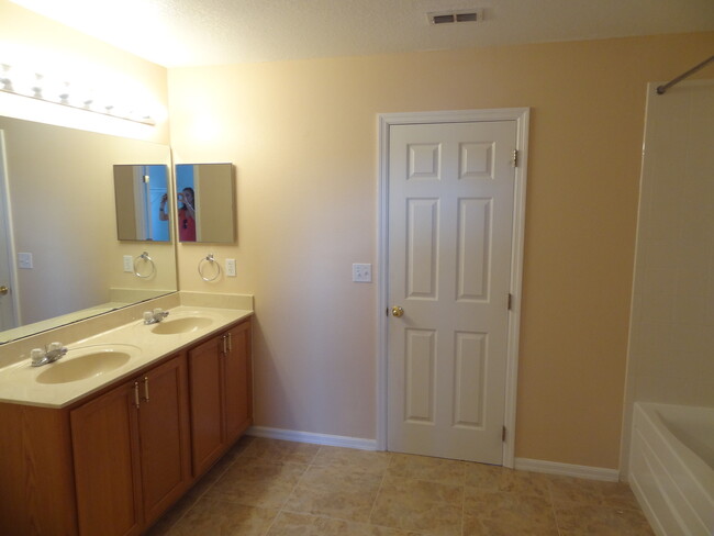 Building Photo - 3 Bedroom, 2.5 Bathroom Home with Bonus Lo...