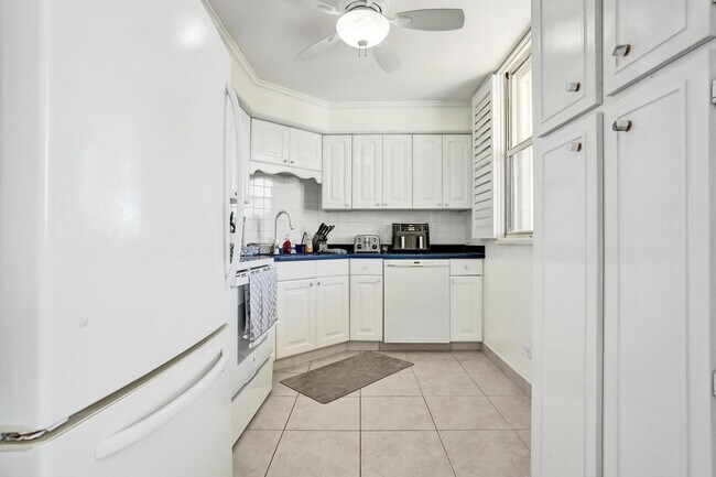 Building Photo - 132 Lakeshore Dr