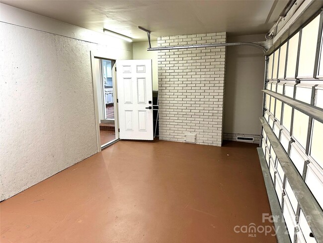 Building Photo - 2054 Hickory Hills Dr