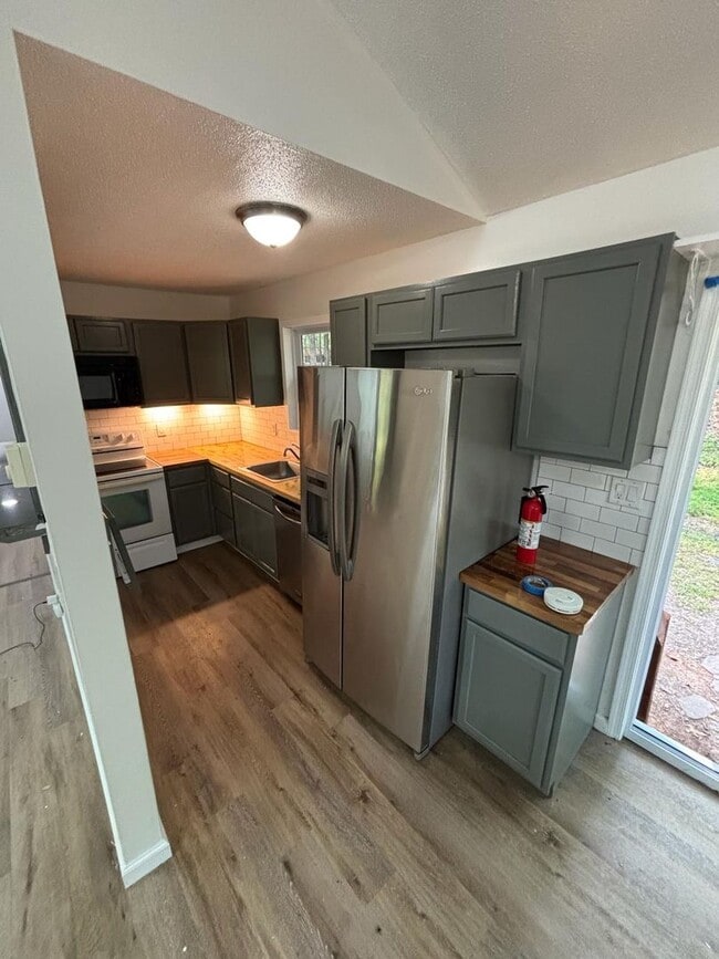 Building Photo - Beautifully remodeled 3 bedroom home in an...